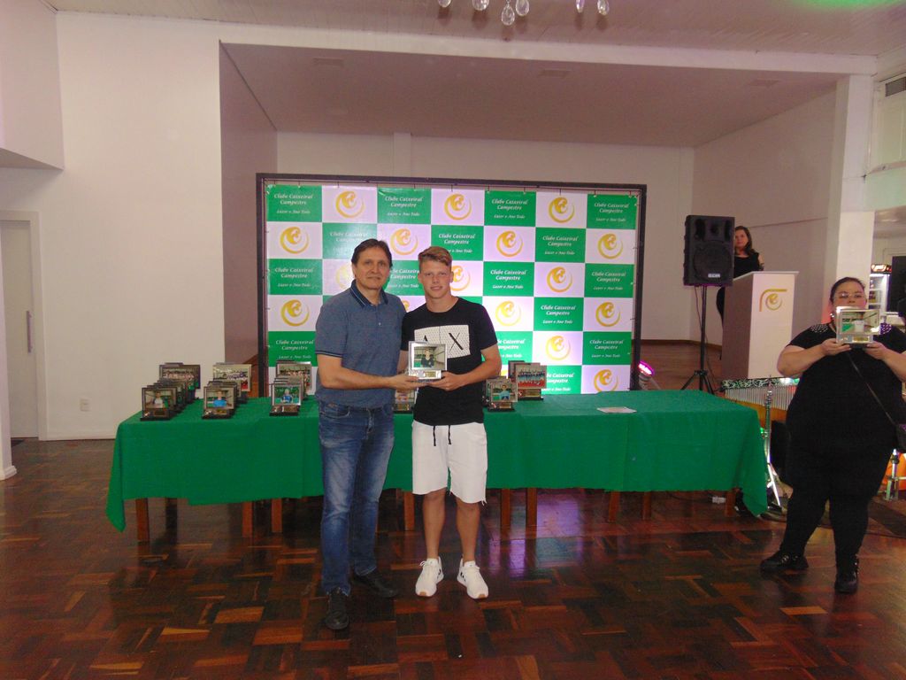 Clube Caixeiral Campestre entrega premiação do esporte