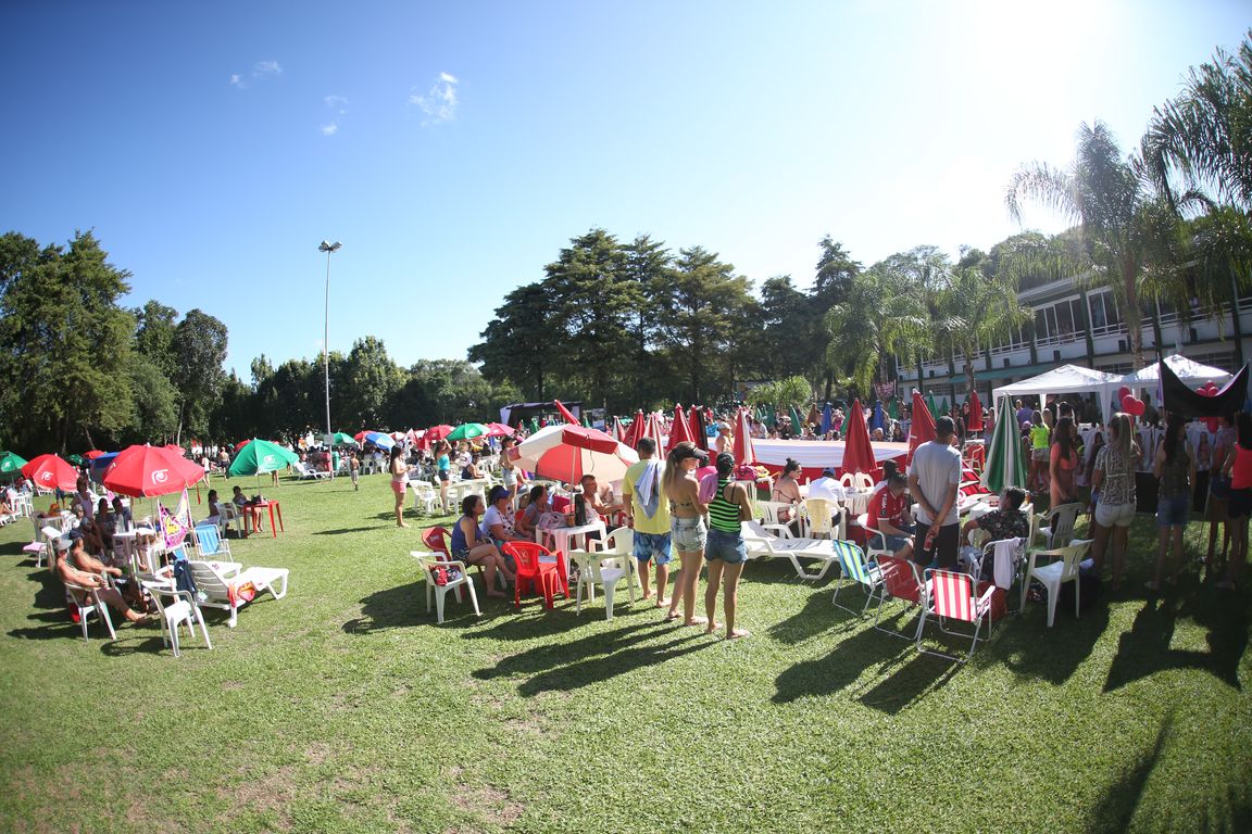 Concurso Rainha das Piscinas e Rei Mirim movimenta Clube Caixeiral Campestre