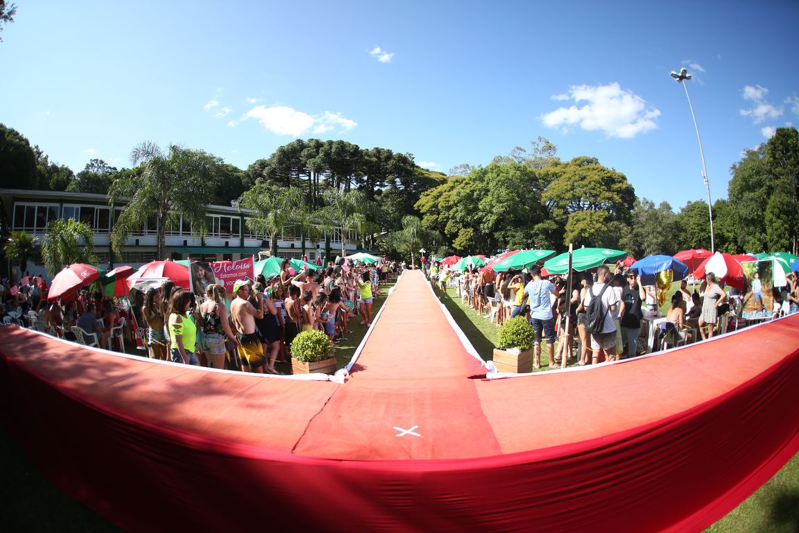 Concurso Rainha das Piscinas e Rei Mirim movimenta Clube Caixeiral Campestre