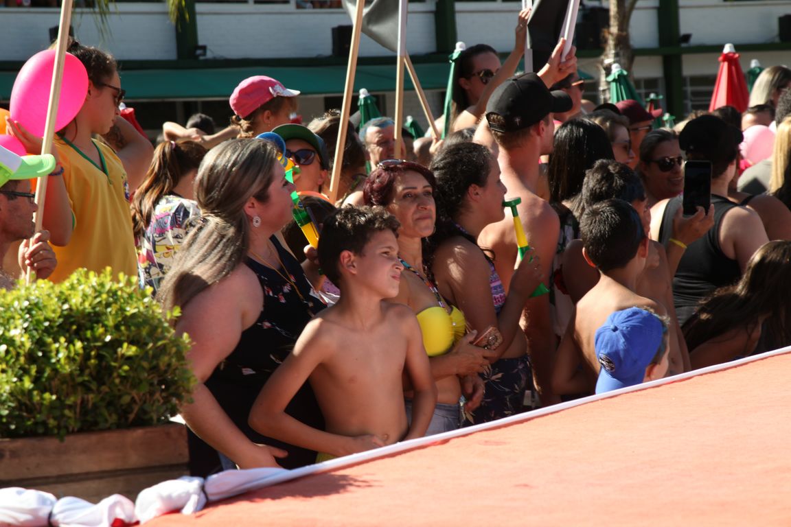 Concurso Rainha das Piscinas e Rei Mirim movimenta Clube Caixeiral Campestre