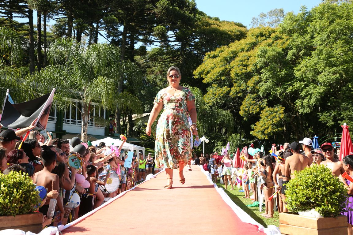 Concurso Rainha das Piscinas e Rei Mirim movimenta Clube Caixeiral Campestre