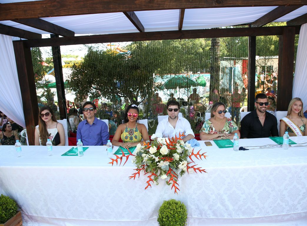 Concurso Rainha das Piscinas e Rei Mirim movimenta Clube Caixeiral Campestre
