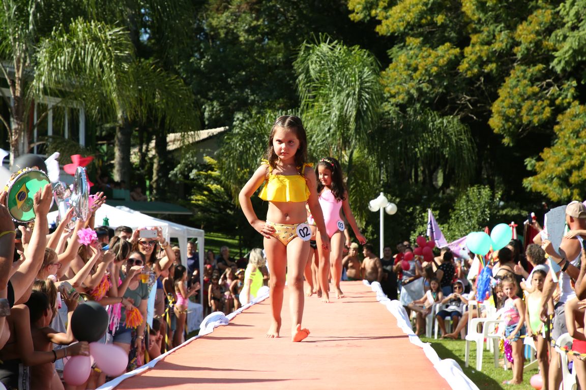 Concurso Rainha das Piscinas e Rei Mirim movimenta Clube Caixeiral Campestre