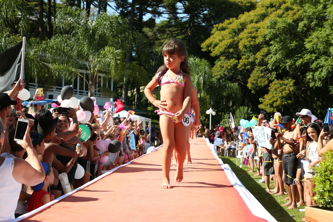 Concurso Rainha das Piscinas e Rei Mirim movimenta Clube Caixeiral Campestre