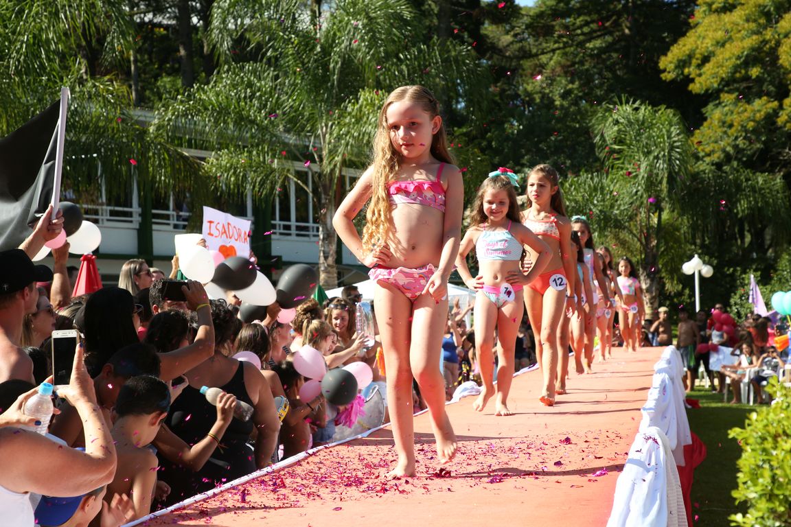 Concurso Rainha das Piscinas e Rei Mirim movimenta Clube Caixeiral Campestre