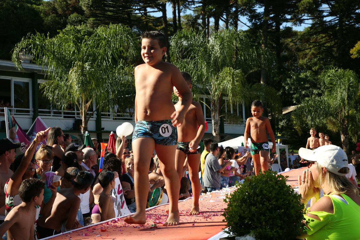 Concurso Rainha das Piscinas e Rei Mirim movimenta Clube Caixeiral Campestre