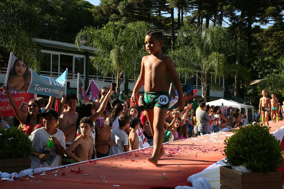 Concurso Rainha das Piscinas e Rei Mirim movimenta Clube Caixeiral Campestre