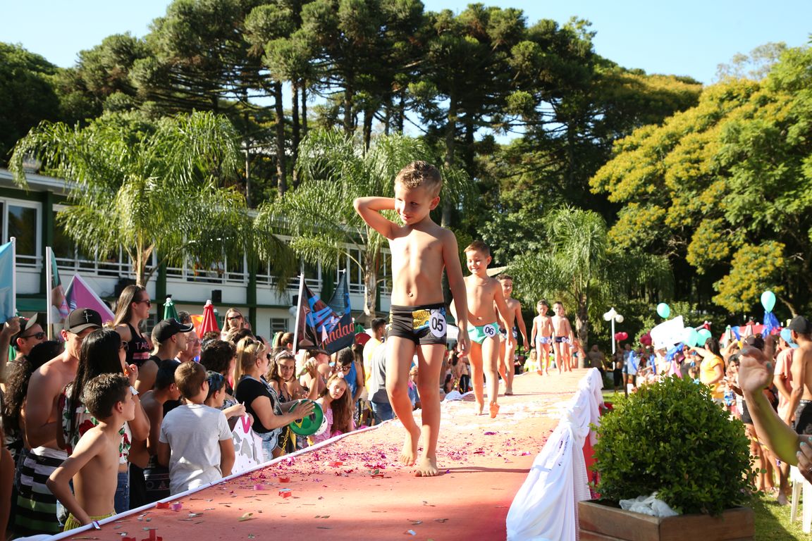 Concurso Rainha das Piscinas e Rei Mirim movimenta Clube Caixeiral Campestre