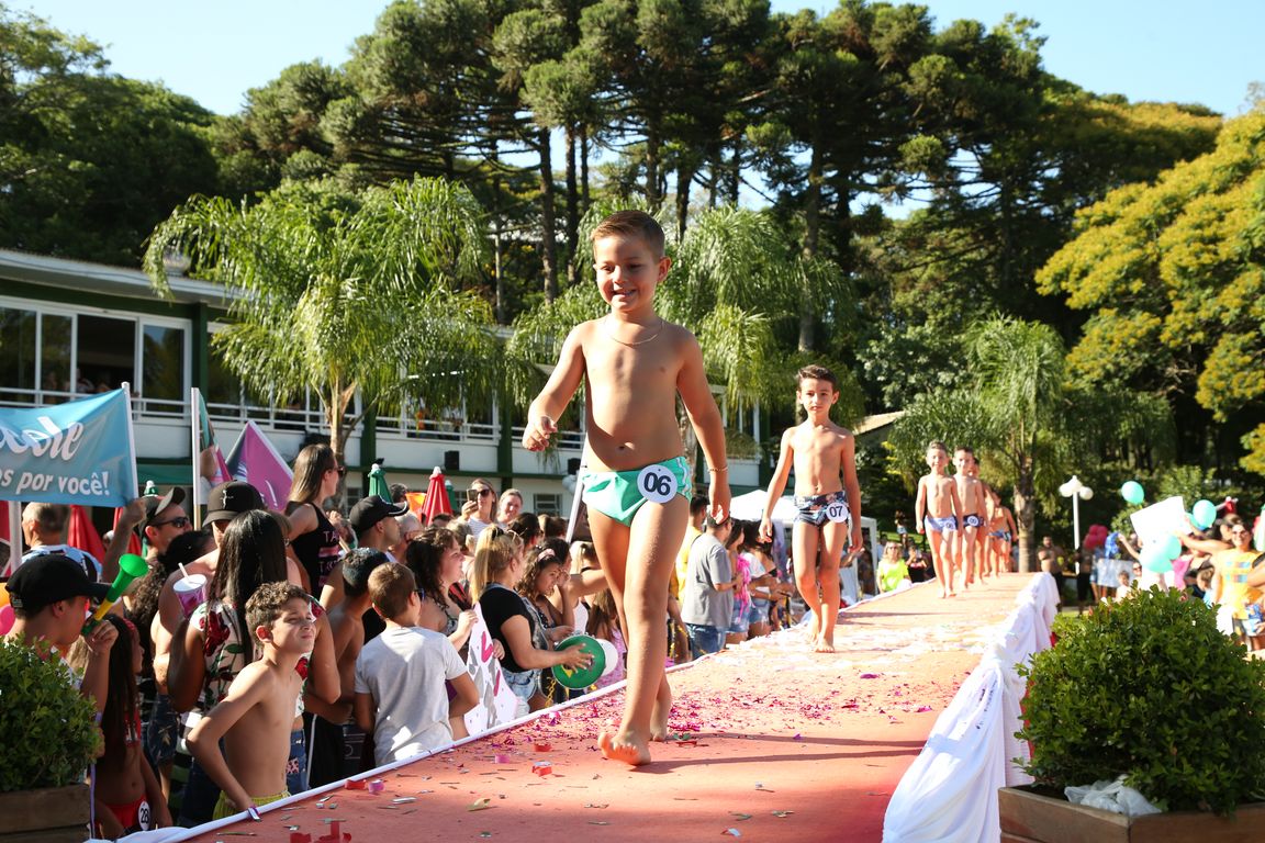 Concurso Rainha das Piscinas e Rei Mirim movimenta Clube Caixeiral Campestre