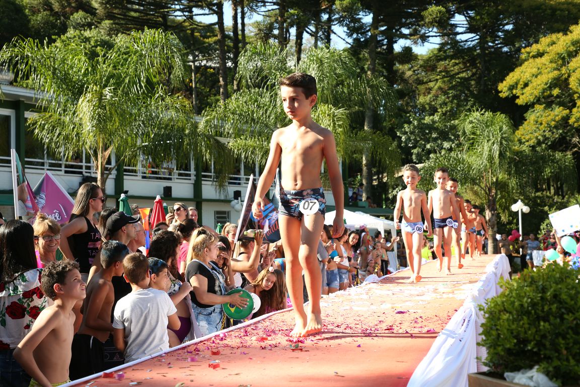 Concurso Rainha das Piscinas e Rei Mirim movimenta Clube Caixeiral Campestre