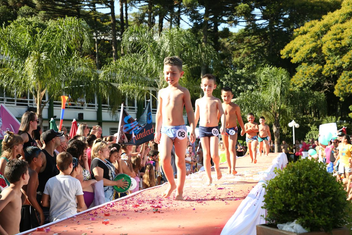 Concurso Rainha das Piscinas e Rei Mirim movimenta Clube Caixeiral Campestre