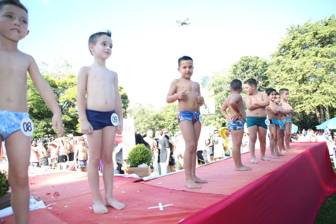 Concurso Rainha das Piscinas e Rei Mirim movimenta Clube Caixeiral Campestre