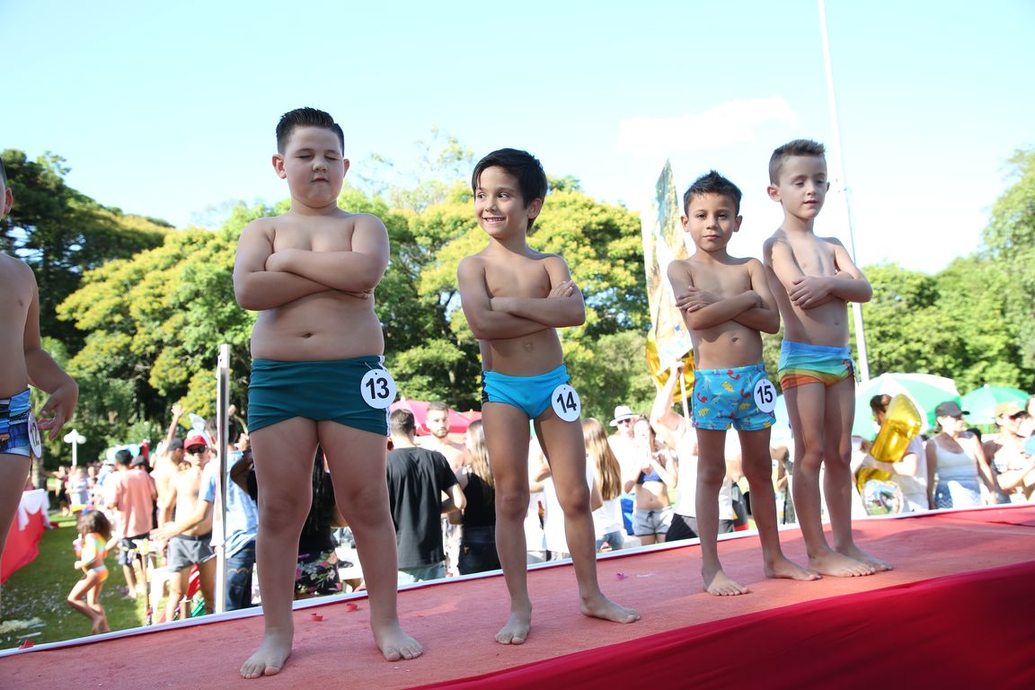 Concurso Rainha das Piscinas e Rei Mirim movimenta Clube Caixeiral Campestre