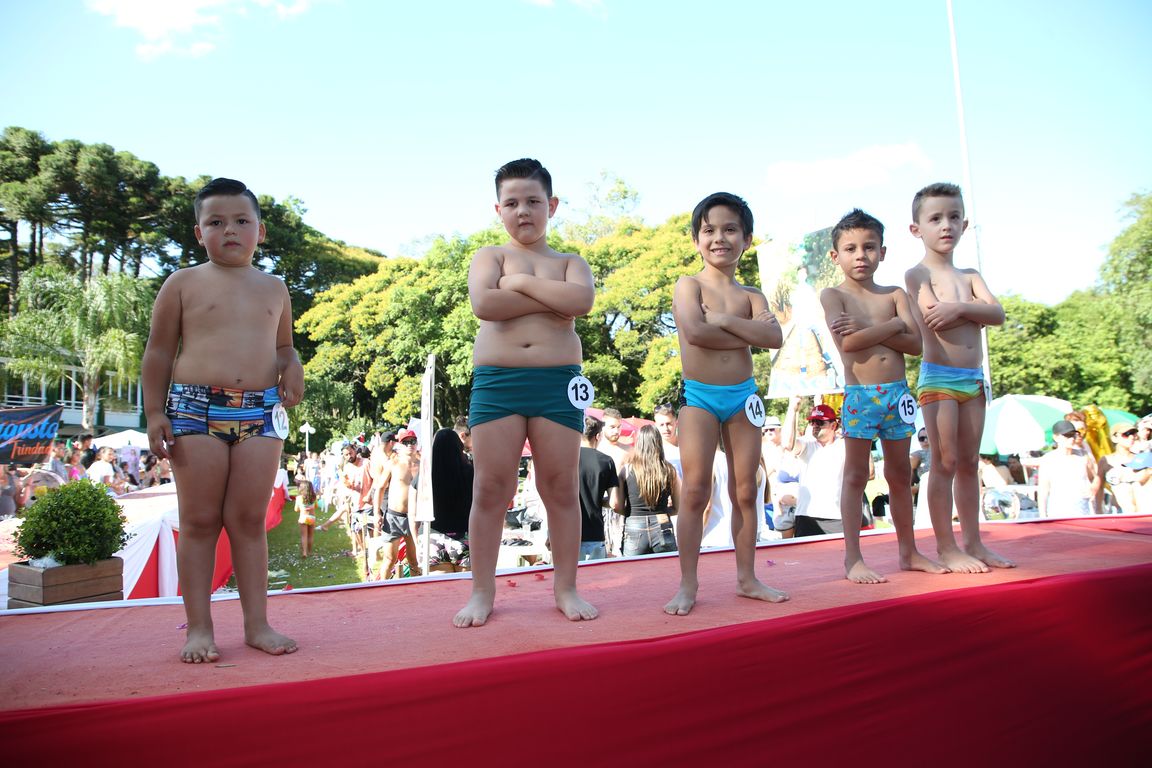 Concurso Rainha das Piscinas e Rei Mirim movimenta Clube Caixeiral Campestre