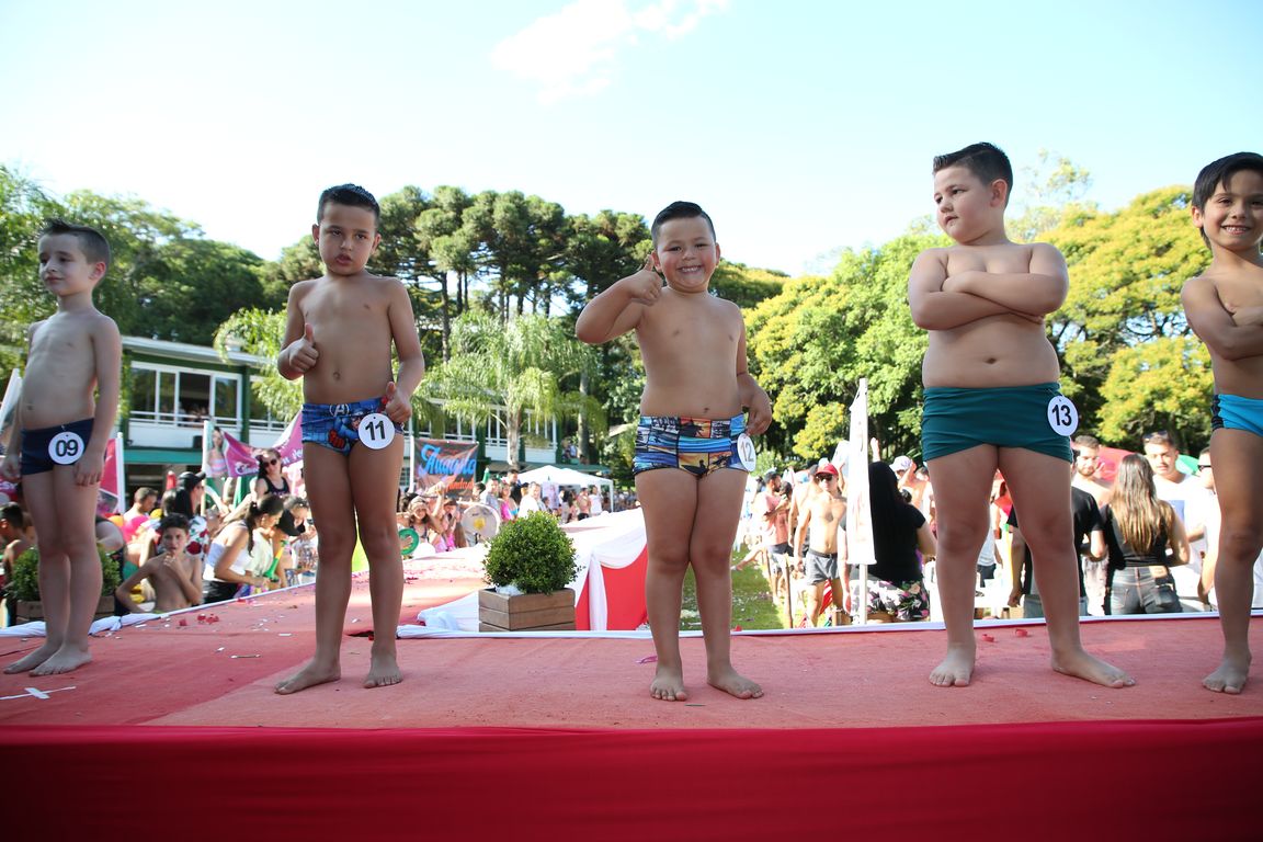 Concurso Rainha das Piscinas e Rei Mirim movimenta Clube Caixeiral Campestre