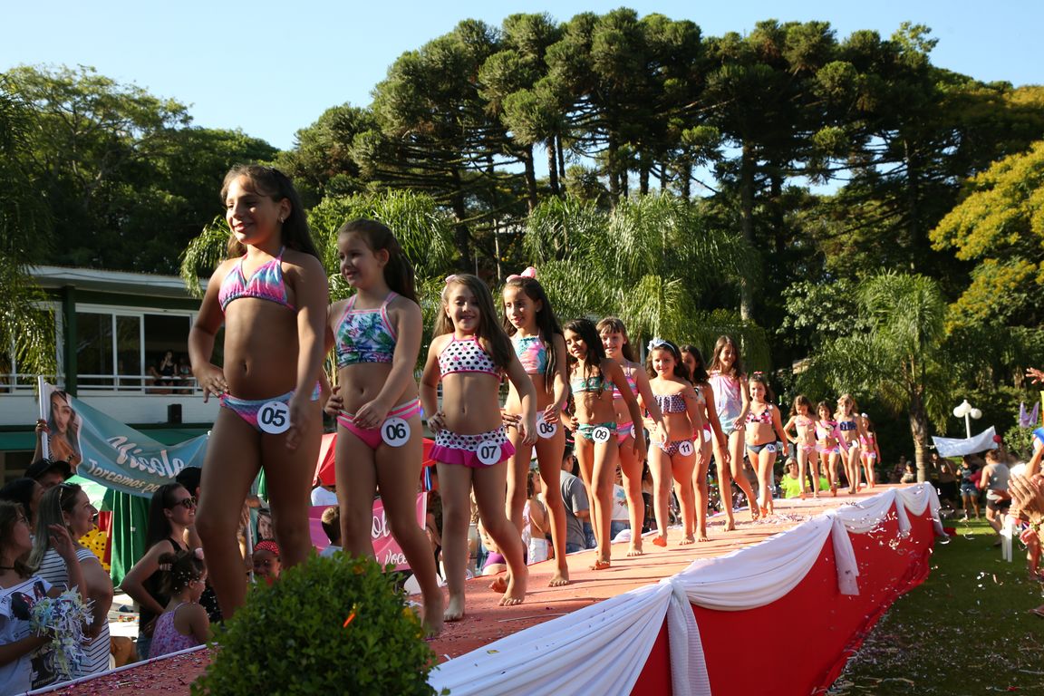 Concurso Rainha das Piscinas e Rei Mirim movimenta Clube Caixeiral Campestre