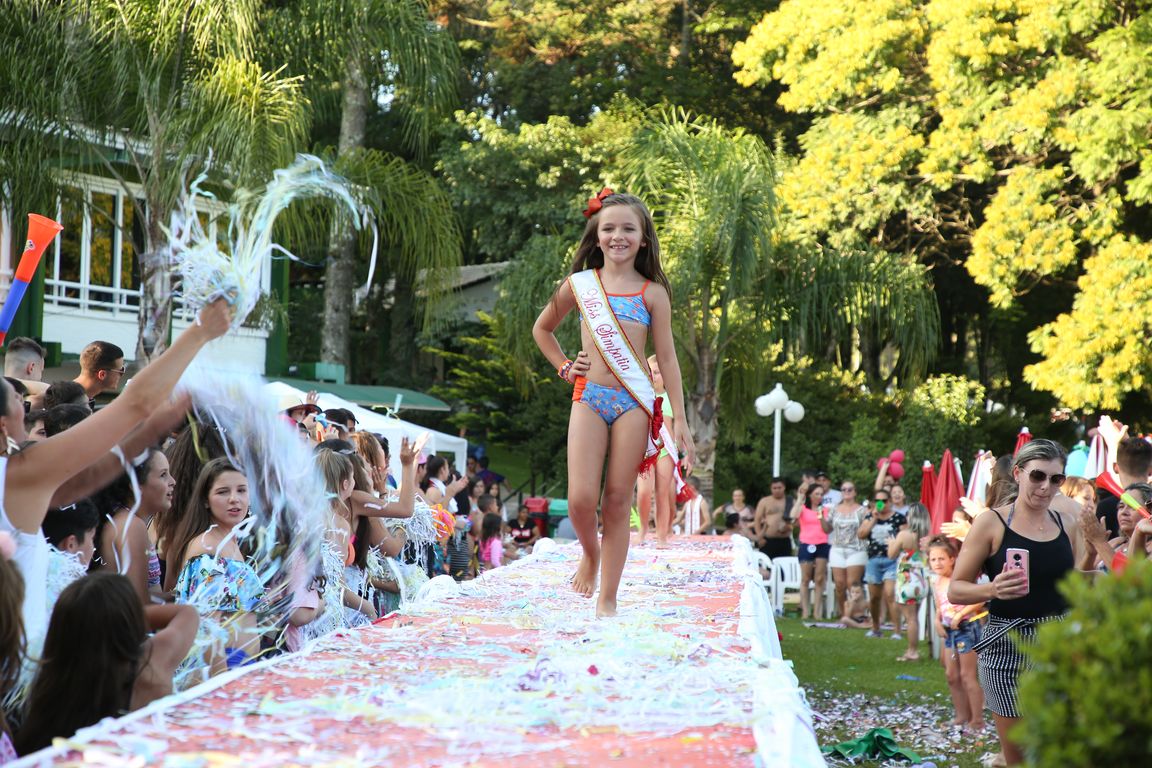 Concurso Rainha das Piscinas e Rei Mirim movimenta Clube Caixeiral Campestre