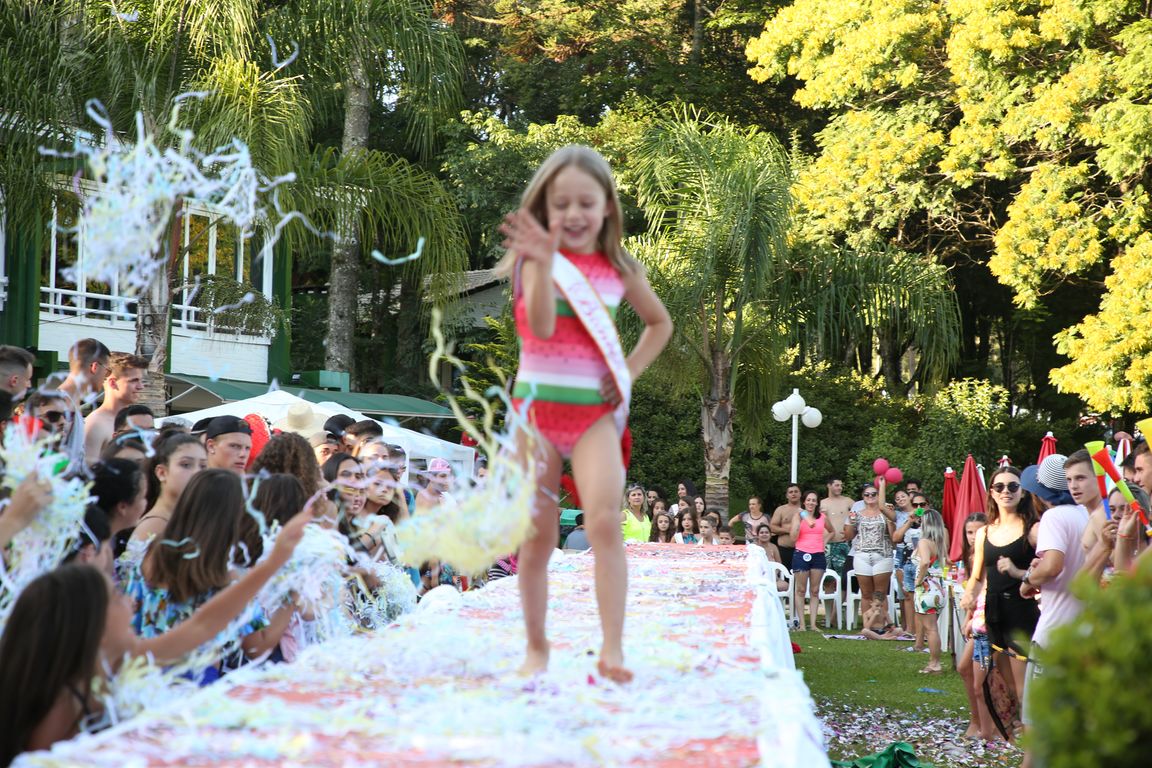 Concurso Rainha das Piscinas e Rei Mirim movimenta Clube Caixeiral Campestre