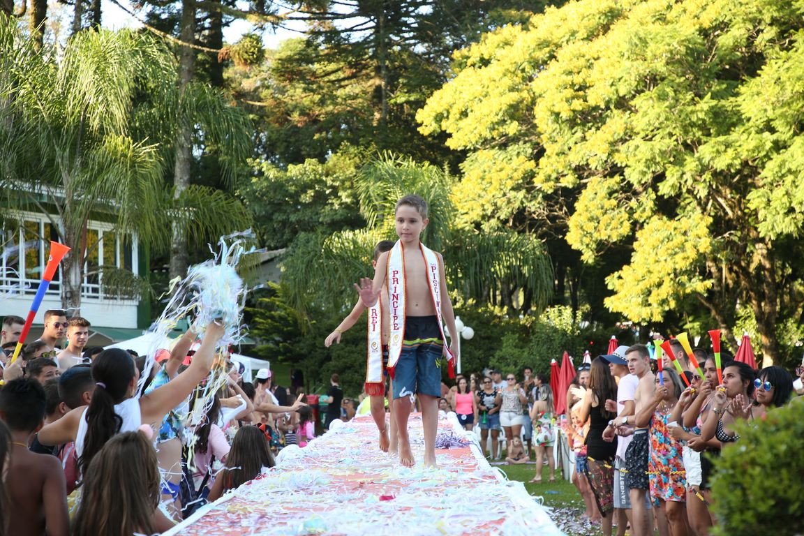 Concurso Rainha das Piscinas e Rei Mirim movimenta Clube Caixeiral Campestre