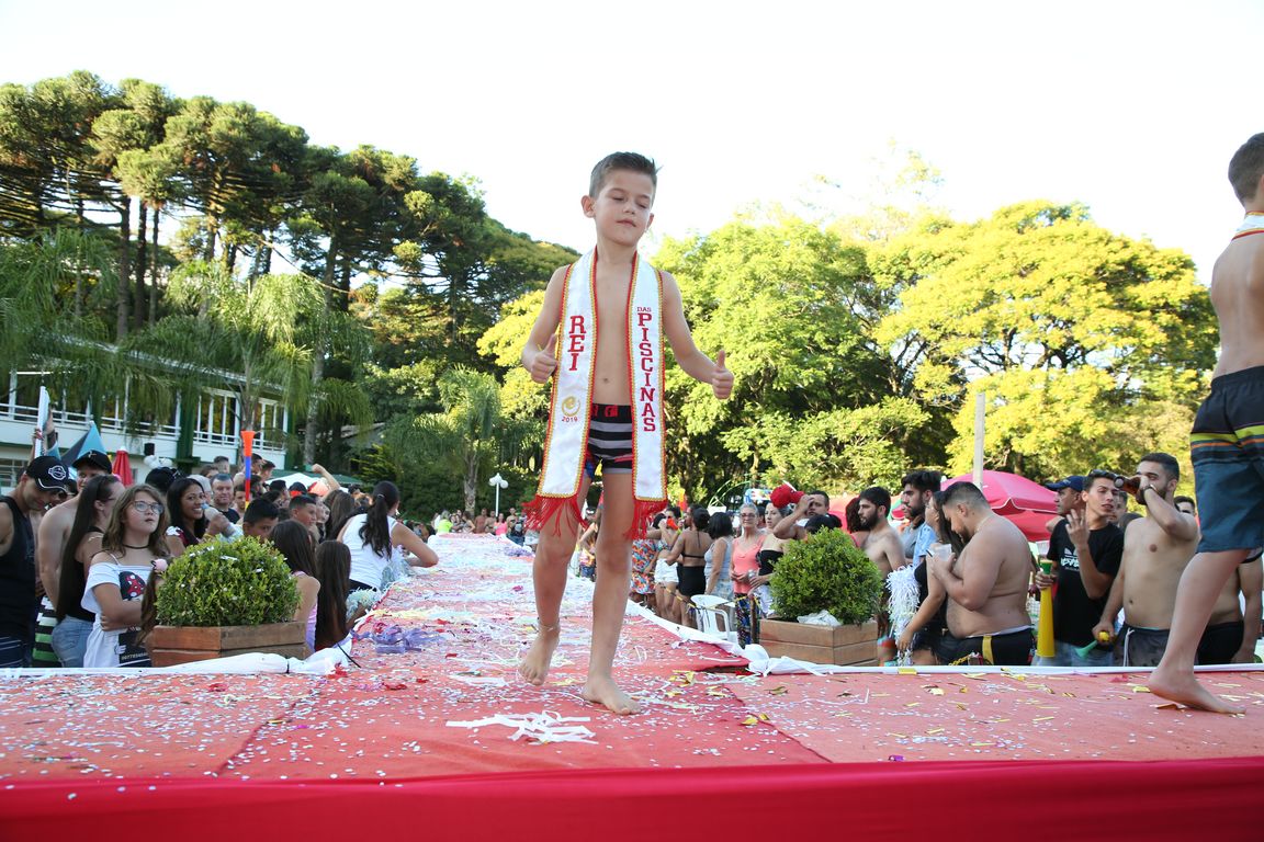 Concurso Rainha das Piscinas e Rei Mirim movimenta Clube Caixeiral Campestre