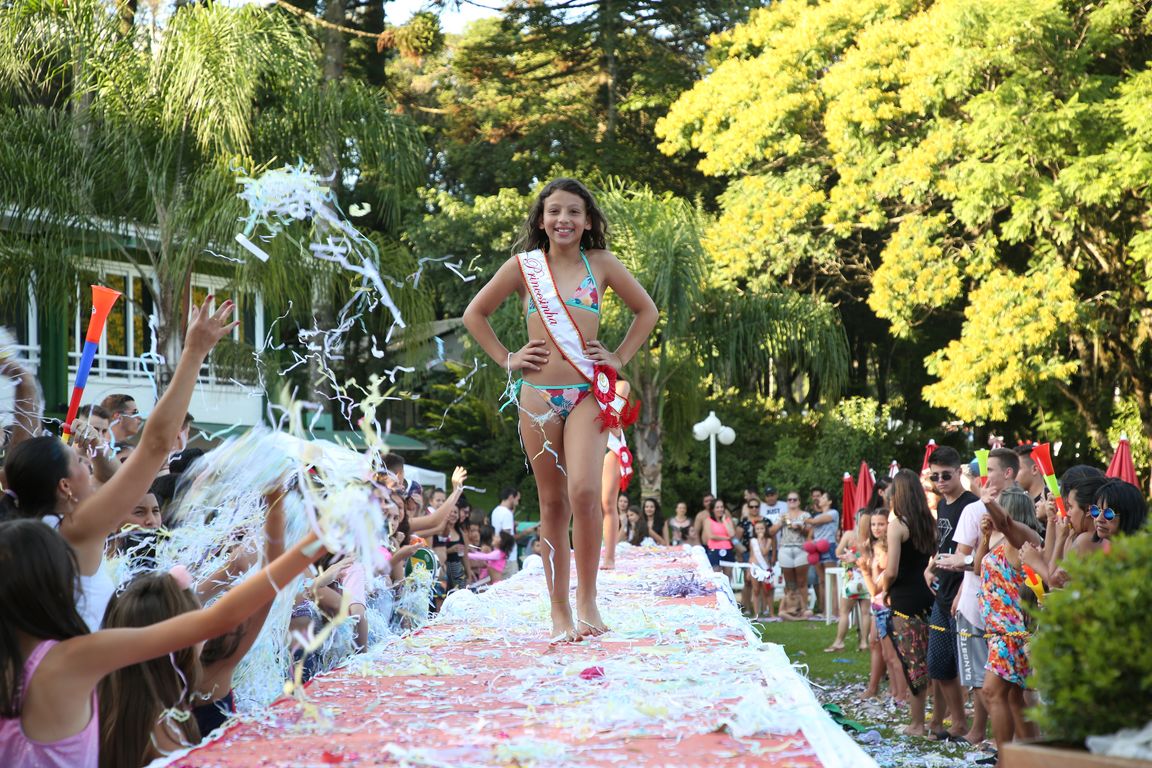 Concurso Rainha das Piscinas e Rei Mirim movimenta Clube Caixeiral Campestre