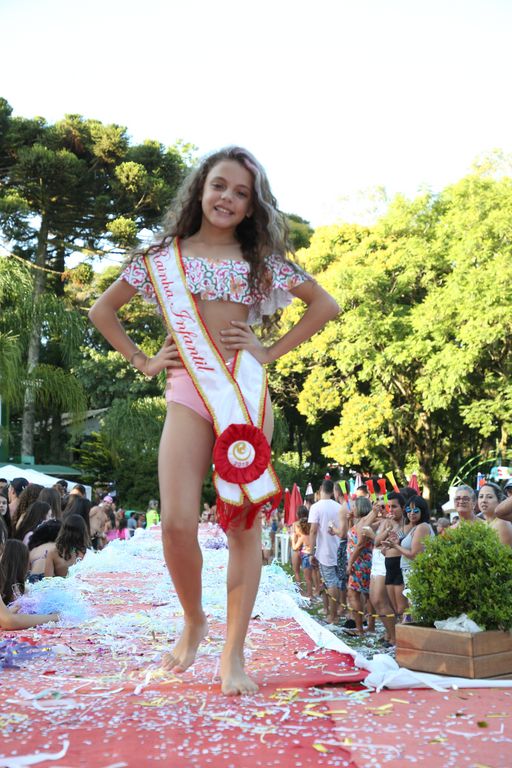 Concurso Rainha das Piscinas e Rei Mirim movimenta Clube Caixeiral Campestre