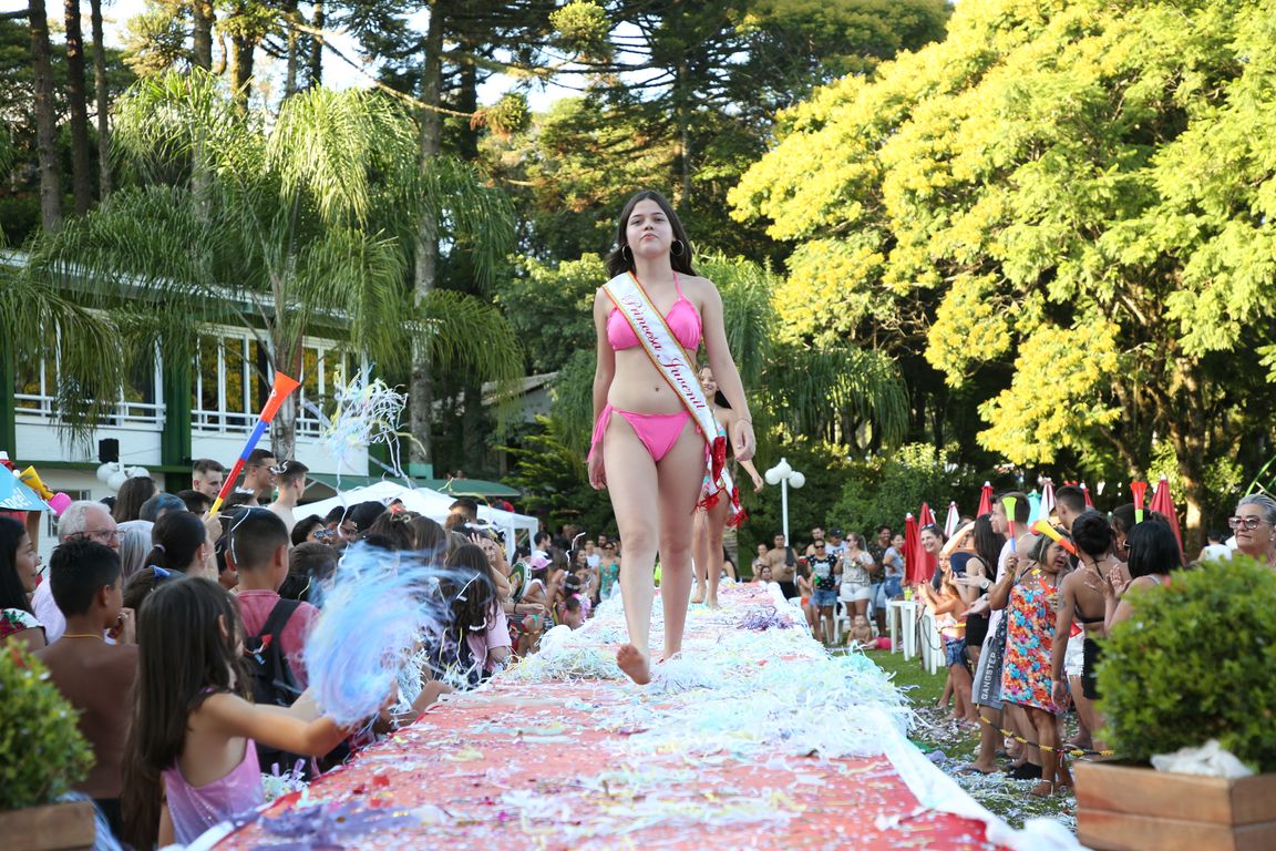Concurso Rainha das Piscinas e Rei Mirim movimenta Clube Caixeiral Campestre