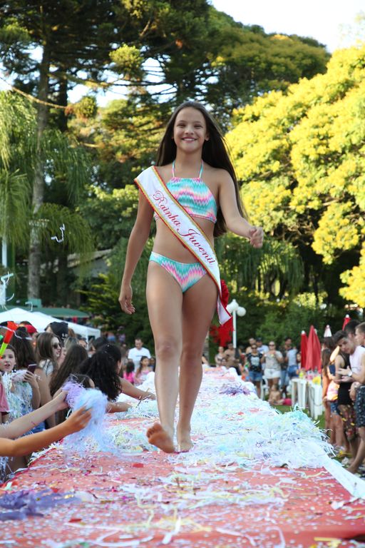 Concurso Rainha das Piscinas e Rei Mirim movimenta Clube Caixeiral Campestre