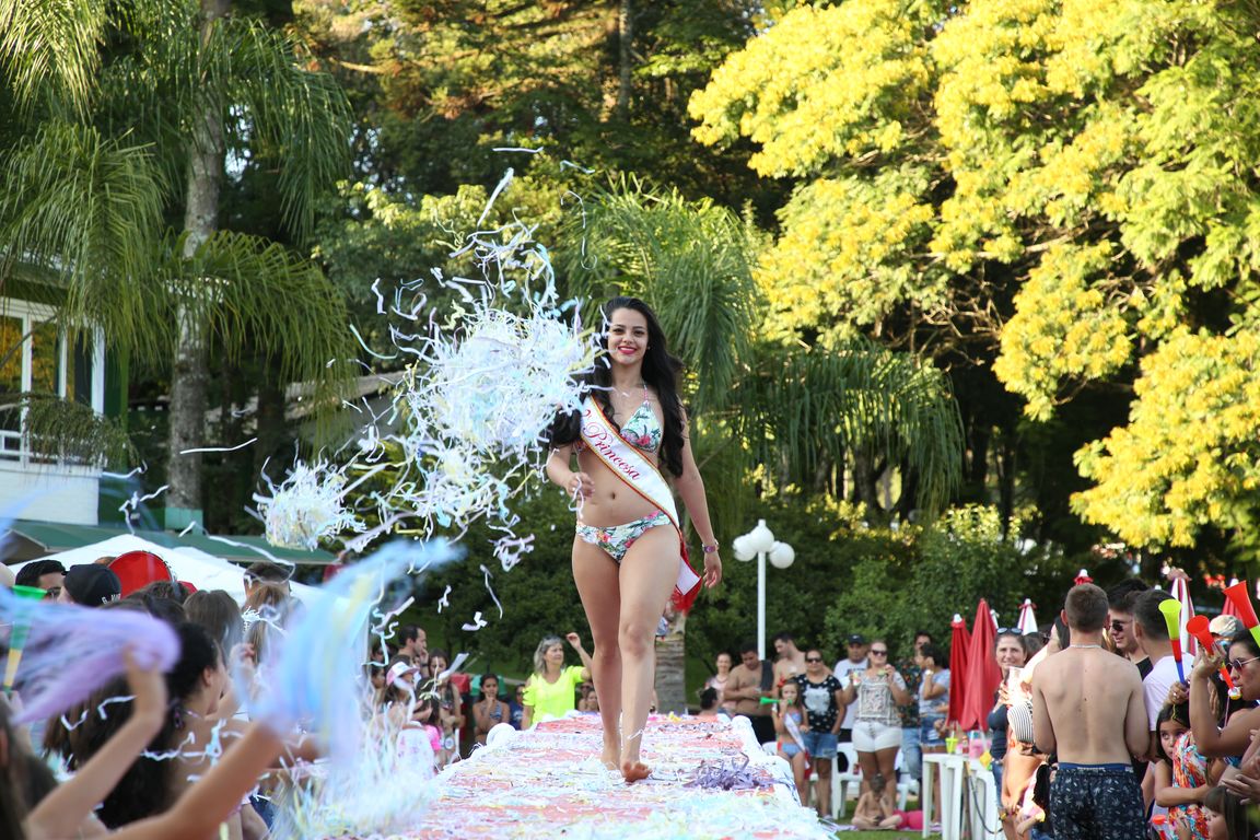 Concurso Rainha das Piscinas e Rei Mirim movimenta Clube Caixeiral Campestre