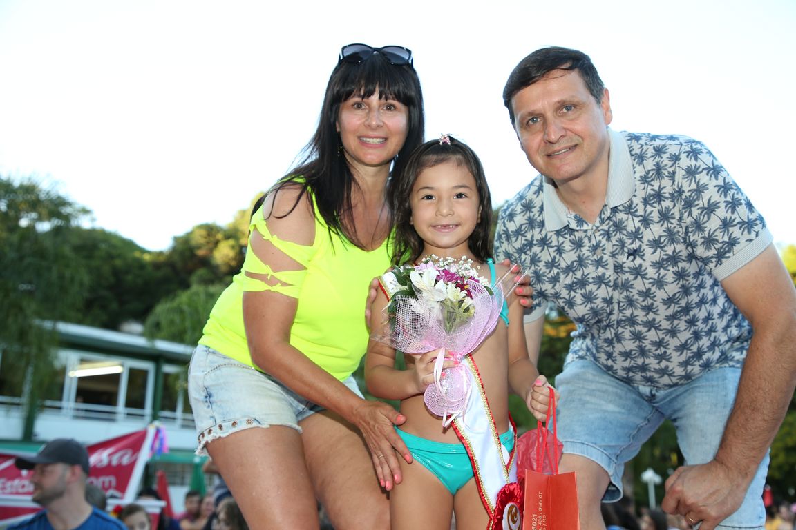 Concurso Rainha das Piscinas e Rei Mirim movimenta Clube Caixeiral Campestre