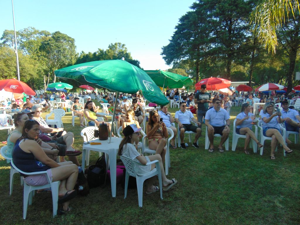 Sol, diversão e música boa na Abertura da Temporada de Verão
