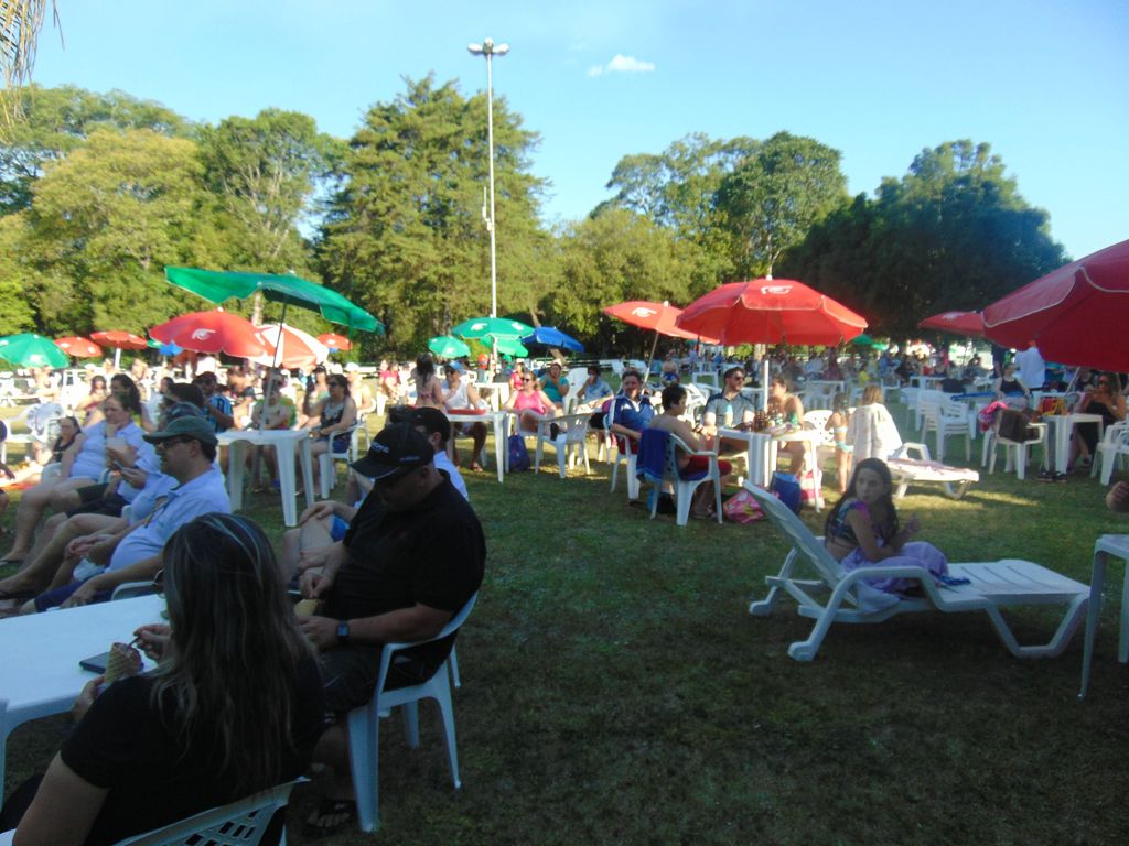 Sol, diversão e música boa na Abertura da Temporada de Verão