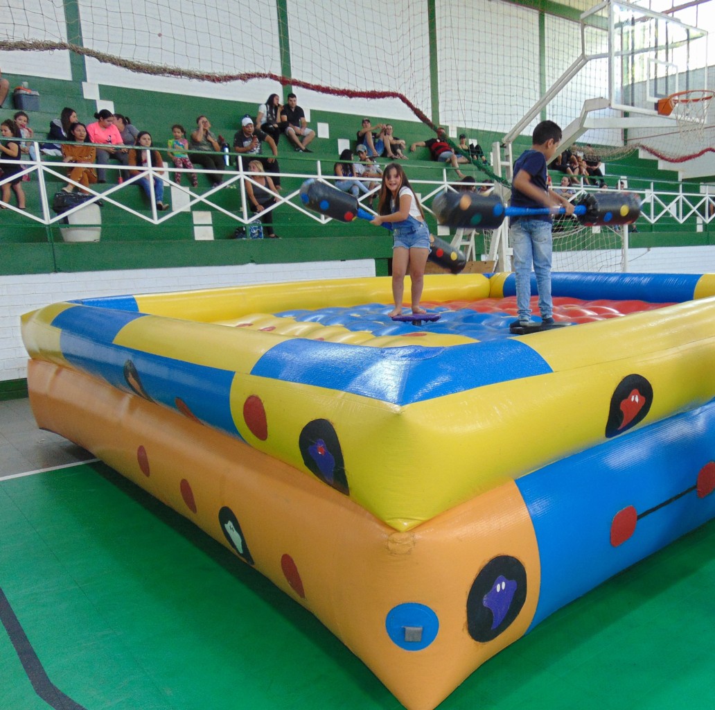 Tarde recheada de animação, guloseimas e brinquedos infláveis