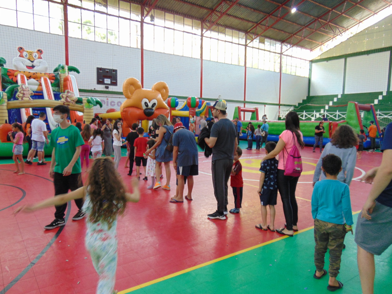 Tarde recheada de animação, guloseimas e brinquedos infláveis