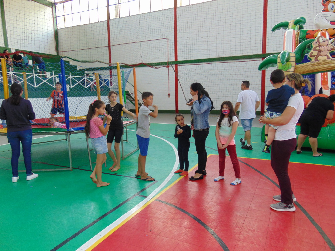 Tarde recheada de animação, guloseimas e brinquedos infláveis
