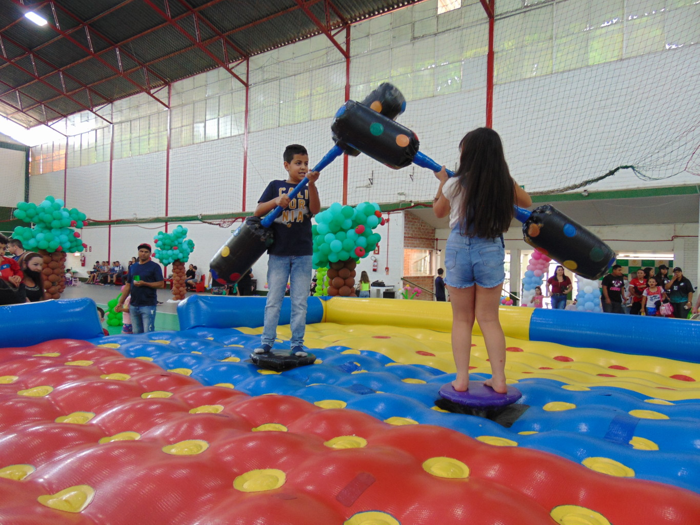 Tarde recheada de animação, guloseimas e brinquedos infláveis