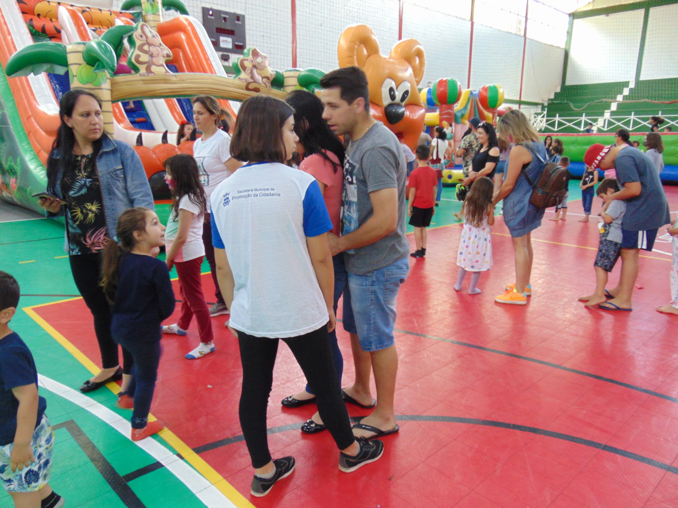 Tarde recheada de animação, guloseimas e brinquedos infláveis