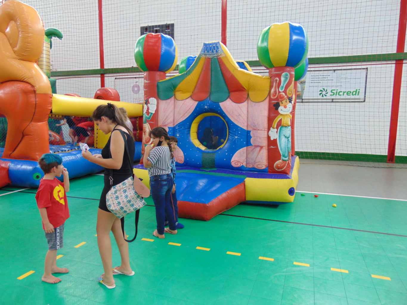 Tarde recheada de animação, guloseimas e brinquedos infláveis