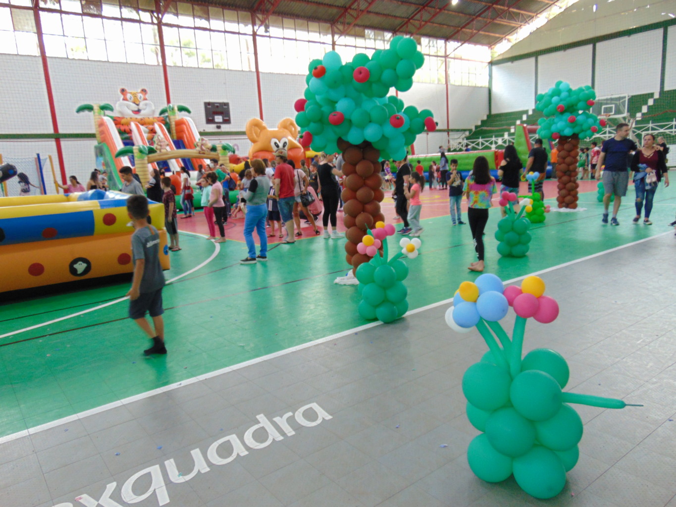 Tarde recheada de animação, guloseimas e brinquedos infláveis