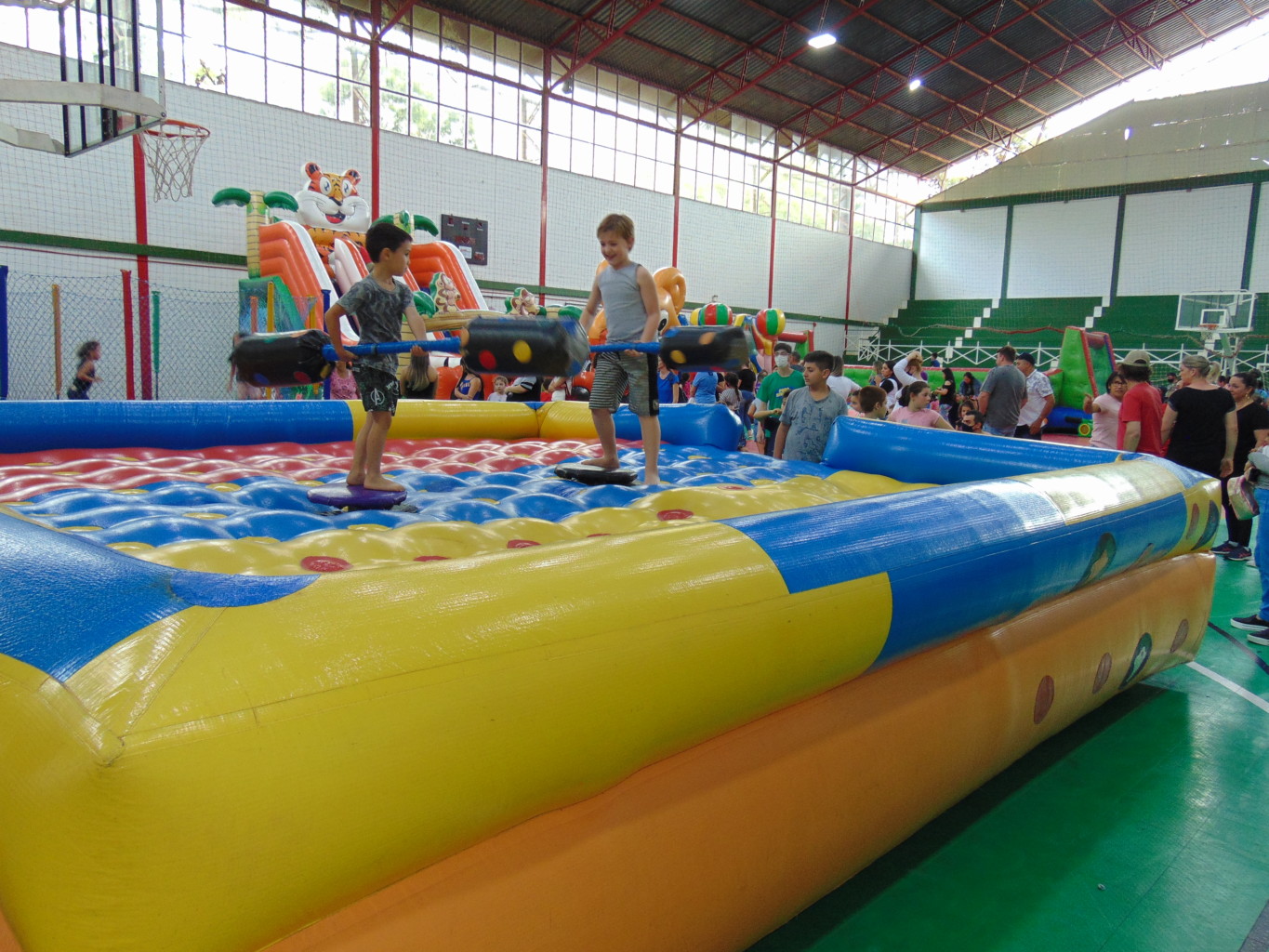 Tarde recheada de animação, guloseimas e brinquedos infláveis