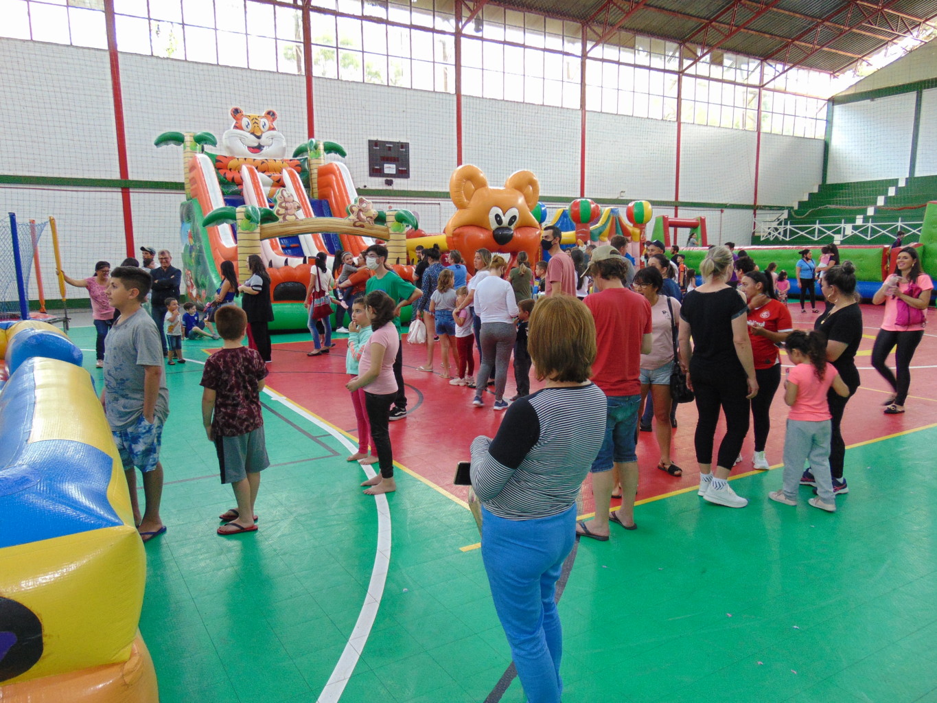 Tarde recheada de animação, guloseimas e brinquedos infláveis