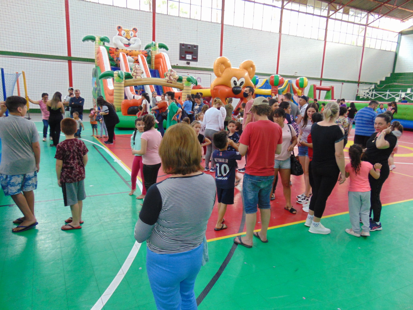 Tarde recheada de animação, guloseimas e brinquedos infláveis