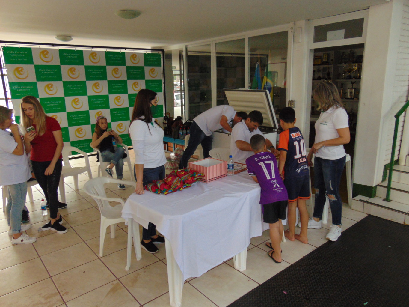 Tarde recheada de animação, guloseimas e brinquedos infláveis