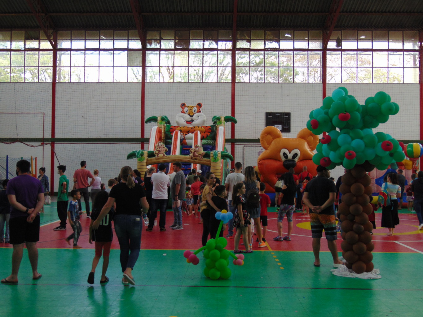 Tarde recheada de animação, guloseimas e brinquedos infláveis