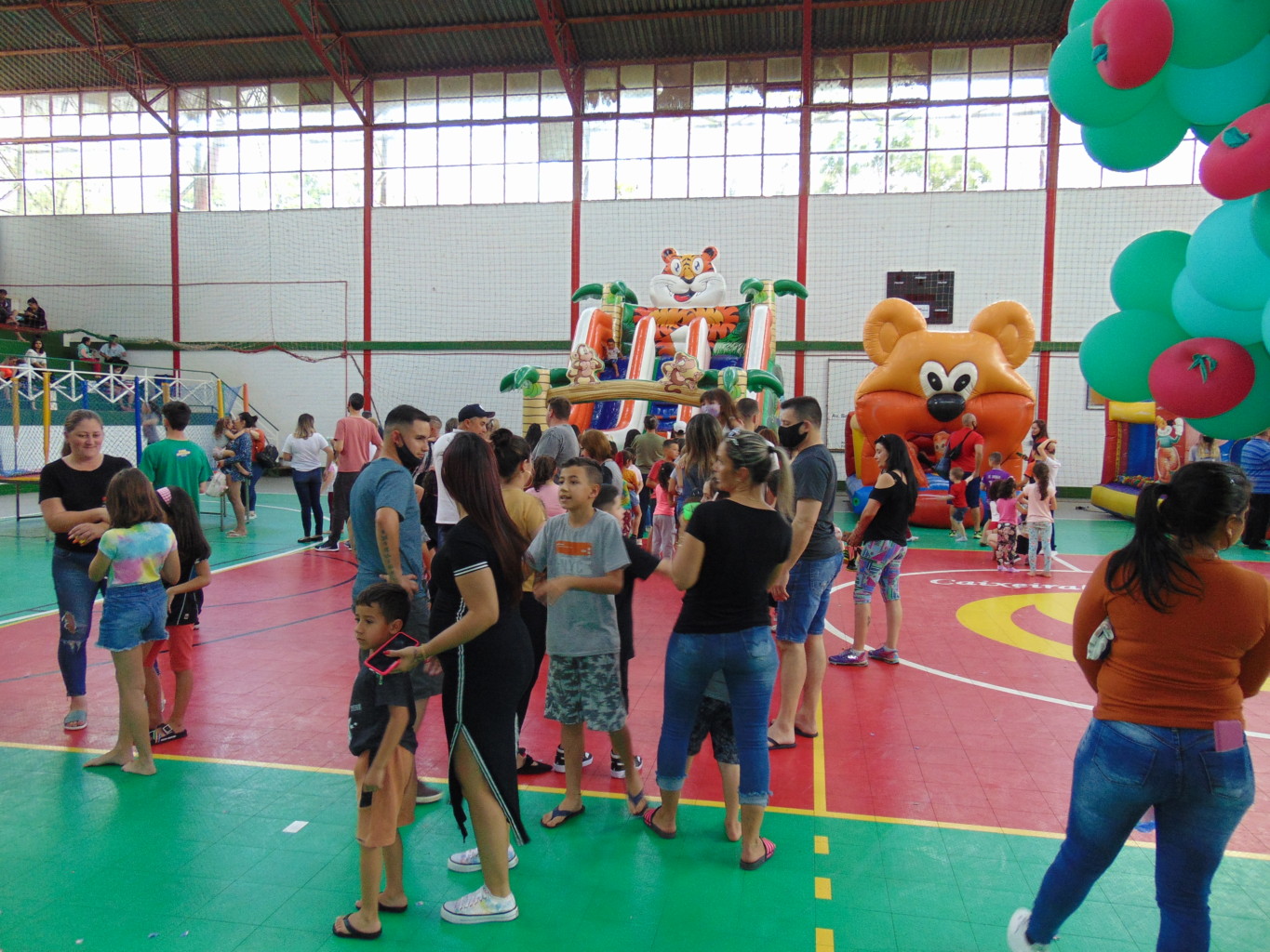 Tarde recheada de animação, guloseimas e brinquedos infláveis